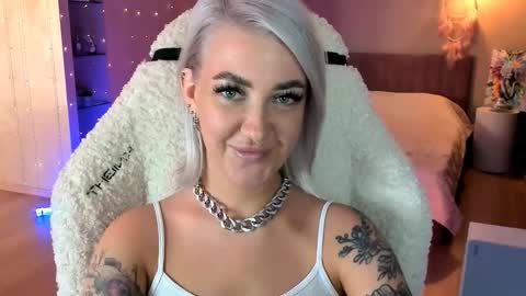 Snapshot of tykioty_miley chatting on 10/25/25, 11:29 Miley online show from 10/25/25, 11:29