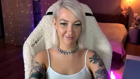 Snapshot of tykioty_miley chatting on 11/09/25, 11:30 Miley online show from 11/09/25, 11:30