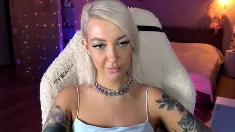 Snapshot of tykioty_miley chatting on 11/14/25, 12:15 Miley online show from 11/14/25, 12:15