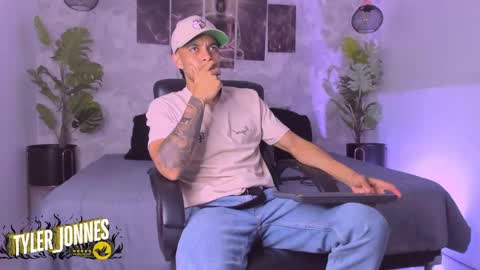 Snapshot of tyler_jonnes chatting on 12/17/24, 05:07 Tyler online show from 12/17/24, 05:07