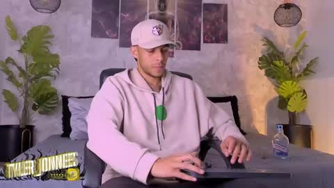 Snapshot of tyler_jonnes chatting on 12/20/24, 05:14 Tyler online show from 12/20/24, 05:14