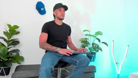 Snapshot of tyler_jonnes chatting on 02/19/25, 04:00 Tyler online show from 02/19/25, 04:00