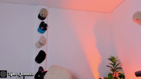 Snapshot of tyler_jonnes chatting on 10/23/25, 10:08 Tyler online show from 10/23/25, 10:08