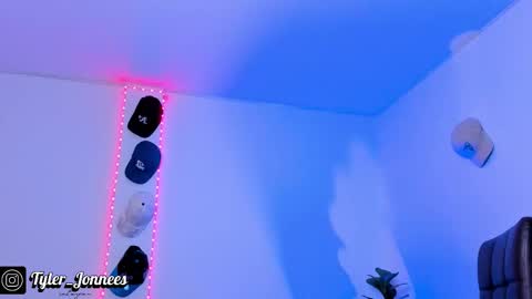 Snapshot of tyler_jonnes chatting on 11/25/25, 12:21 Tyler online show from 11/25/25, 12:21