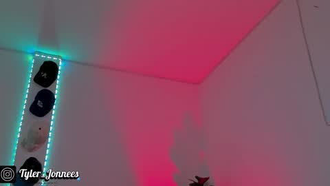 Snapshot of tyler_jonnes chatting on 12/13/25, 11:21 Tyler online show from 12/13/25, 11:21