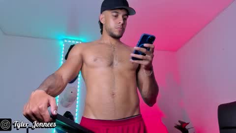 Snapshot of tyler_jonnes chatting on 12/16/25, 02:16 Tyler online show from 12/16/25, 02:16