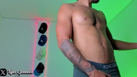 Snapshot of tyler_jonnes chatting on 12/16/25, 11:32 Tyler online show from 12/16/25, 11:32