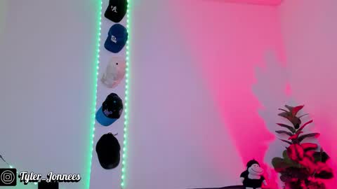 Snapshot of tyler_jonnes chatting on 12/18/25, 03:45 Tyler online show from 12/18/25, 03:45