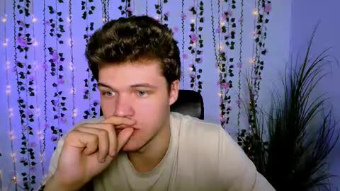 Snapshot of tyler_sparks_ chatting on 09/21/25, 06:42 tyler_sparks_ online show from 09/21/25, 06:42