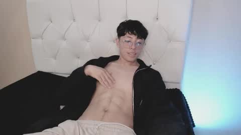 Snapshot of tylhugedoom chatting on 01/15/25, 05:26 Tylhugedoom online show from 01/15/25, 05:26