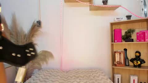 tylla__ online show from 04/26/26, 04:10