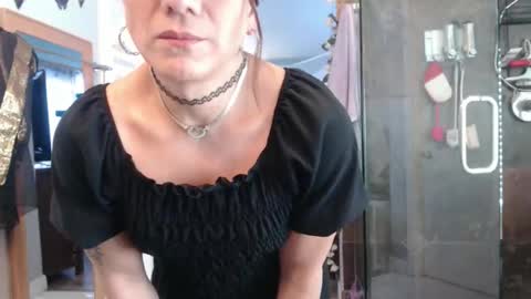 Snapshot of uandme_baby chatting on 12/14/25, 10:14 Azelia B online show from 12/14/25, 10:14