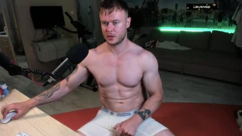Snapshot of ukgymboy chatting on 05/31/26, 08:10 James Iron online show from 05/31/26, 08:10