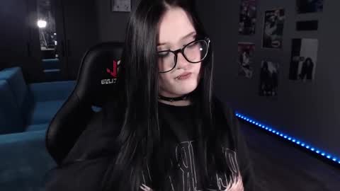 Snapshot of uminarin chatting on 01/24/25, 01:45 Julia online show from 01/24/25, 01:45