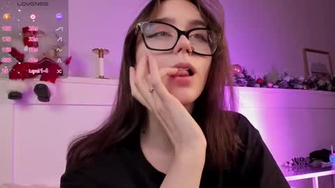 Una  online show from 12/19/24, 03:19