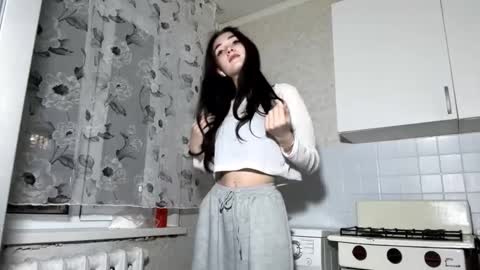 Snapshot of unaberto chatting on 12/17/25, 04:02 Isobelle lisi online show from 12/17/25, 04:02