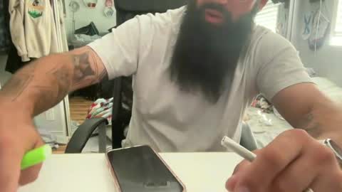 Snapshot of uncutbeard129840 chatting on 05/06/26, 11:21 uncutbeard129840 online show from 05/06/26, 11:21