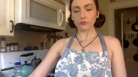 Lola Moonstone online show from 11/12/25, 05:57