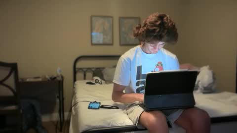 Snapshot of unverifiedbwc chatting on 10/19/25, 12:11 Stepbro online show from 10/19/25, 12:11