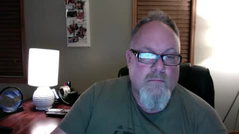 Snapshot of up2later chatting on 01/04/25, 07:34 up2later online show from 01/04/25, 07:34