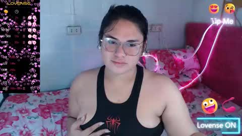Snapshot of ur_baby_rebbecca chatting on 12/13/24, 01:37 SINGLE online show from 12/13/24, 01:37