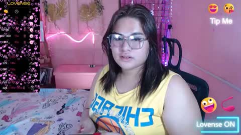 Snapshot of ur_baby_rebbecca chatting on 01/27/25, 03:04 SINGLE online show from 01/27/25, 03:04