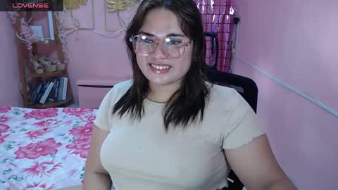 Snapshot of ur_baby_rebbecca chatting on 02/11/25, 02:14 SINGLE online show from 02/11/25, 02:14