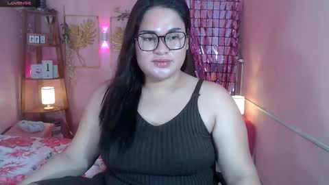 Snapshot of ur_baby_rebbecca chatting on 10/14/25, 01:28 SINGLE online show from 10/14/25, 01:28