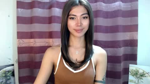 Snapshot of ur_extra_petite chatting on 06/15/26, 01:13 online show from 06/15/26, 01:13