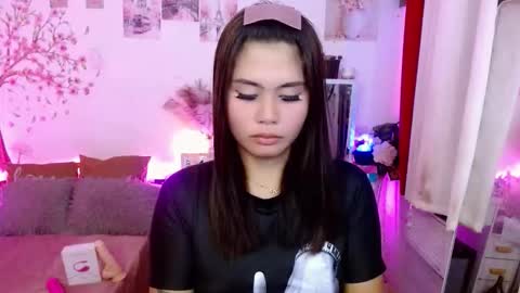 Snapshot of ur_ultimatedreamgirlxoxo chatting on 05/19/26, 02:29 HelloIm Girly online show from 05/19/26, 02:29