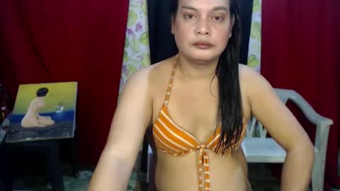 Snapshot of urasiandominaxx chatting on 09/29/25, 05:23 Diane online show from 09/29/25, 05:23