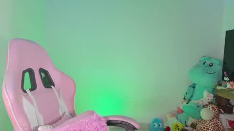 Snapshot of urbaby6irl chatting on 07/12/26, 10:06 Danielle online show from 07/12/26, 10:06