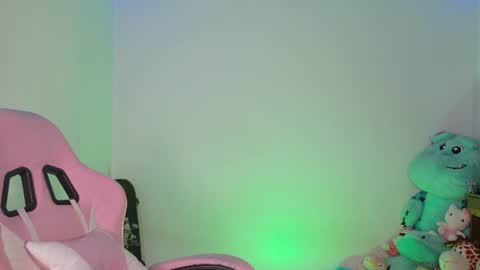 Snapshot of urbaby6irl chatting on 07/21/26, 09:33 Danielle online show from 07/21/26, 09:33
