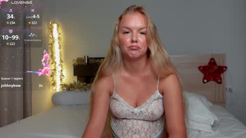 Snapshot of urblonde001 chatting on 12/20/24, 12:30 Ksenia Pterson online show from 12/20/24, 12:30