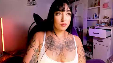 Snapshot of urcutedarling_ chatting on 10/27/25, 02:37       online show from 10/27/25, 02:37