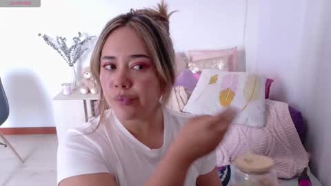 Snapshot of urdreamgiirl chatting on 02/13/26, 08:38 Mia Miller online show from 02/13/26, 08:38