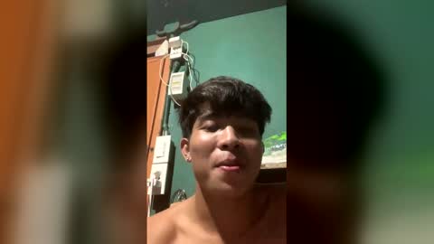 Snapshot of urhot_jeremyxx chatting on 12/15/25, 04:17 jeremy online show from 12/15/25, 04:17