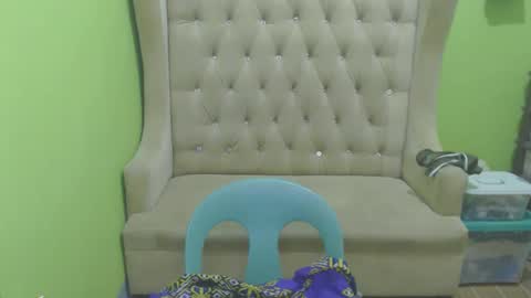 urhotmomzoey online show from 04/22/26, 07:04