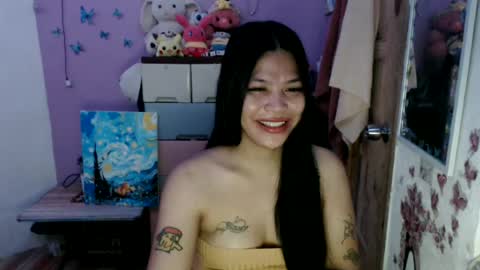Snapshot of urpreciouspinayxxx chatting on 06/25/26, 01:05 hi im kim online show from 06/25/26, 01:05