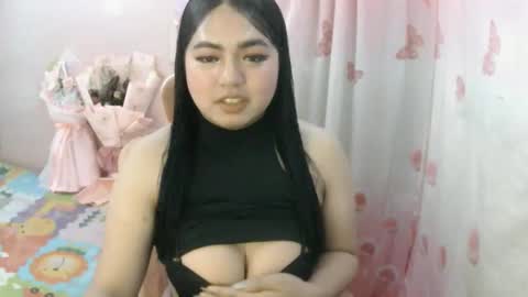 Snapshot of urslut_max chatting on 11/16/25, 07:47 maxie online show from 11/16/25, 07:47