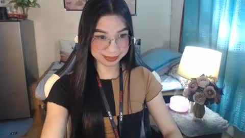 Snapshot of urwetasianprincessxx chatting on 02/21/25, 05:35 Ashley Kate Mateo Gray online show from 02/21/25, 05:35