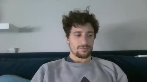 Snapshot of users1819 chatting on 12/18/25, 08:31 users1819 online show from 12/18/25, 08:31