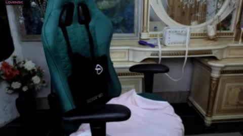 Leila online show from 11/28/25, 09:12