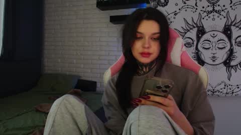 Snapshot of uwu_eva chatting on 01/17/25, 05:11 Eva online show from 01/17/25, 05:11