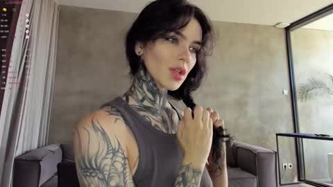 Snapshot of uwu_eva chatting on 10/17/25, 07:44 Eva online show from 10/17/25, 07:44