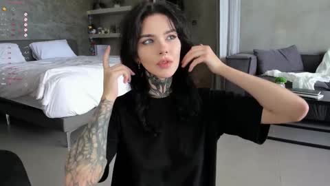 Snapshot of uwu_eva chatting on 12/03/25, 06:32 Eva online show from 12/03/25, 06:32