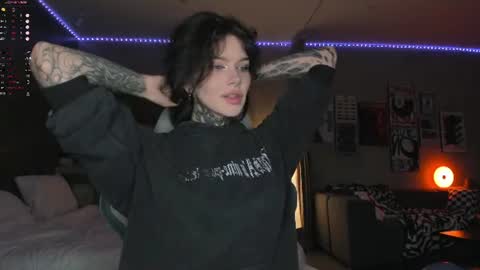 Snapshot of uwu_eva chatting on 06/12/26, 08:57 Eva online show from 06/12/26, 08:57