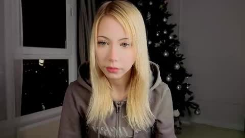 Snapshot of uwu_flower chatting on 02/12/26, 01:39 Chloe online show from 02/12/26, 01:39