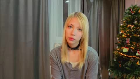 Snapshot of uwu_flower chatting on 02/16/26, 01:29 Chloe online show from 02/16/26, 01:29