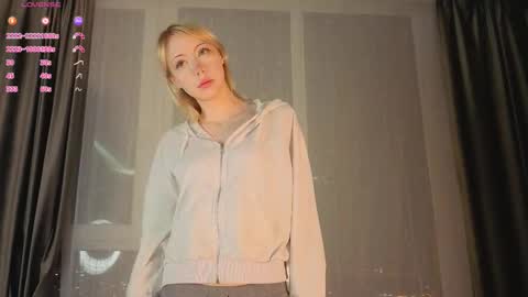 Snapshot of uwu_flower chatting on 02/19/26, 02:02 Chloe online show from 02/19/26, 02:02